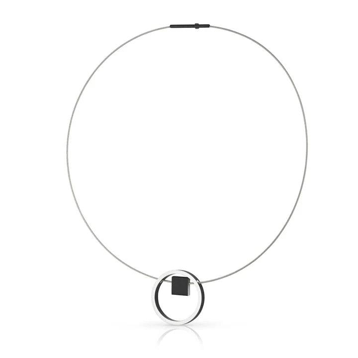 Zwart collier met een ronde ring en een vierkantje in het midden, afgewerkt met een zilveren ketting.