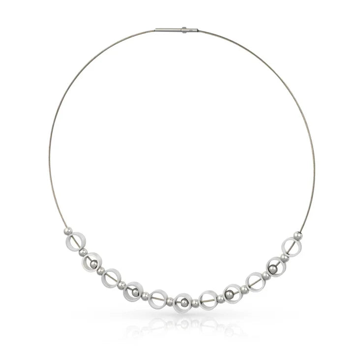 Zilverkleurig collier met ronde en ovale schakels in een strakke, moderne vorm.
