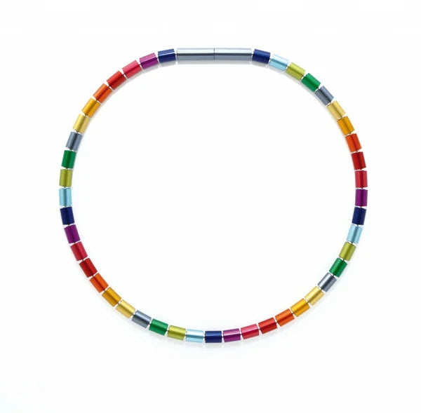 Gekleurde ketting met buisjes in een regenboogkleurenschema en metalen accenten.