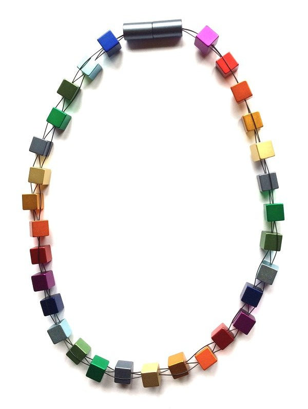 Gekleurde ketting met kubusjes in diverse kleuren, gemaakt van metaal en draad.