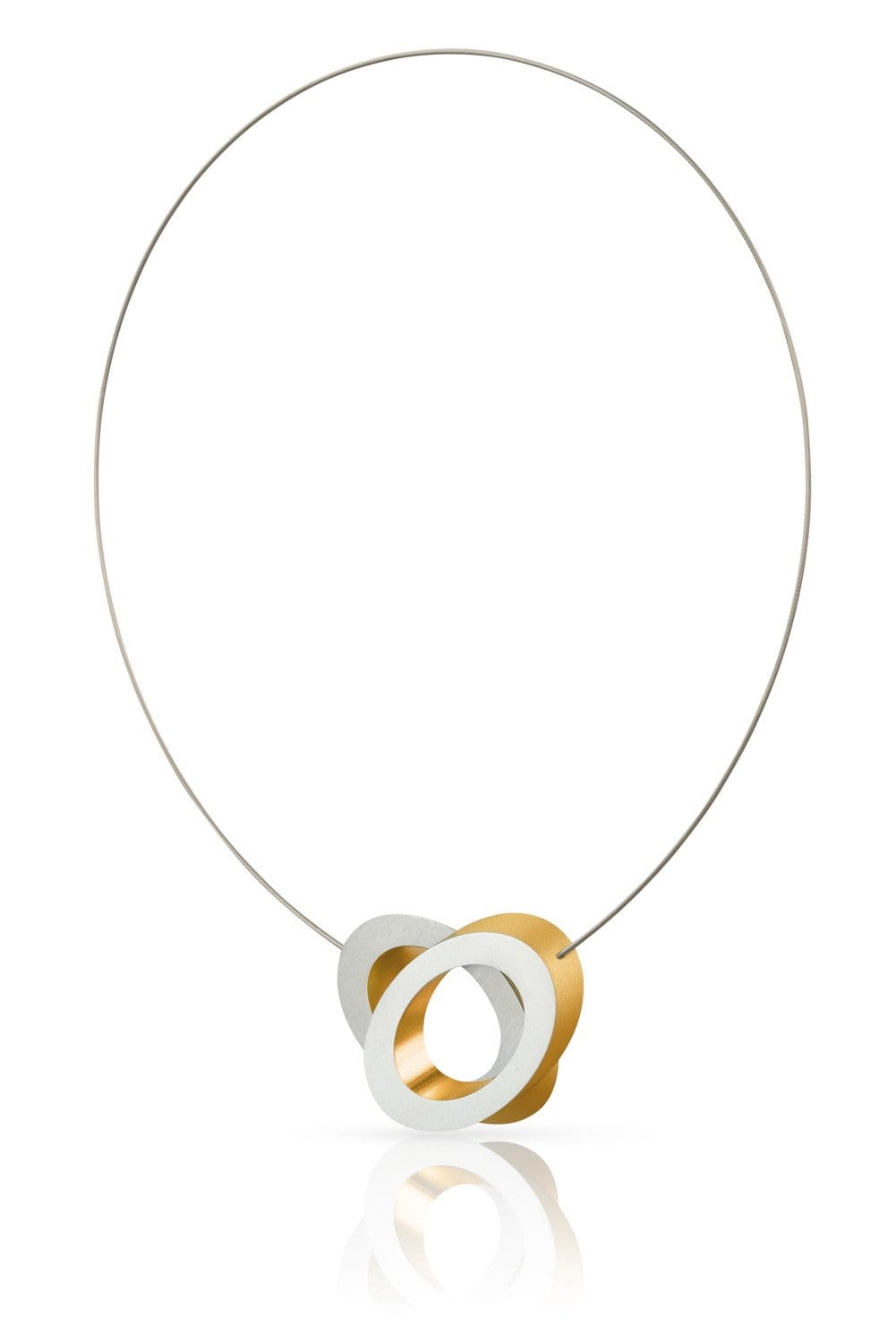 De Collier Ovalen op elkaar Goud|Geel C70G van CLIC Creations is een minimalistische ketting met een dunne zilveren draad en twee overlappende ringen als hanger, één in zilver en één in goud, wat een modern en gestroomlijnd design biedt. Handgemaakt in Nederland.