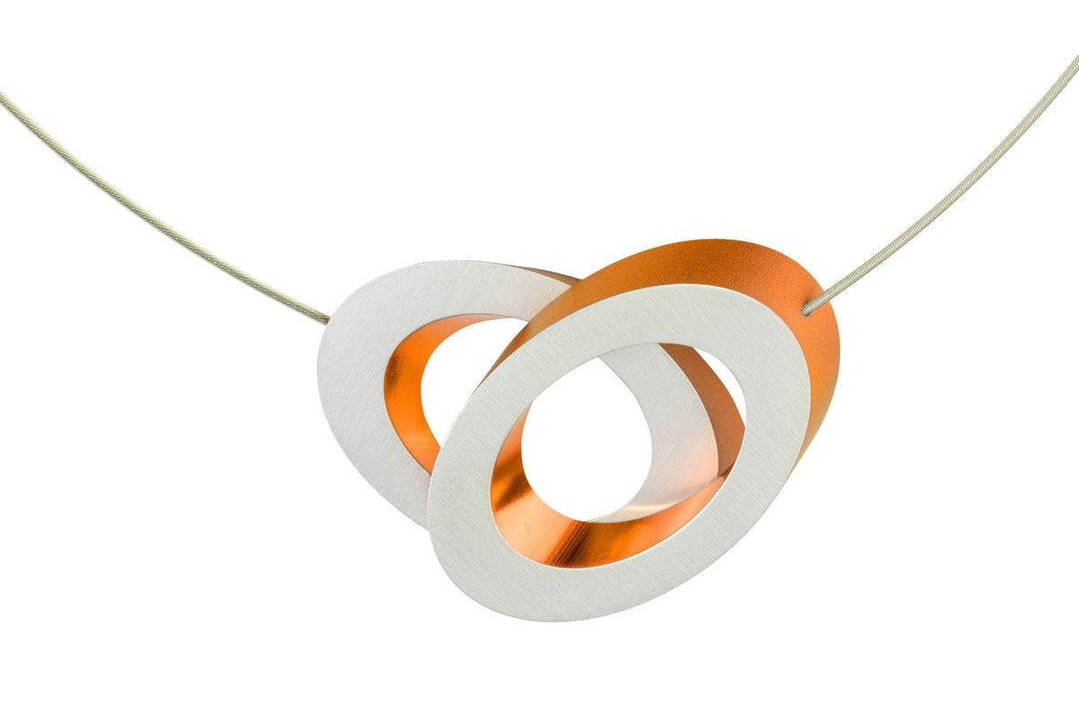 Collier met twee overlappende ovalen in oranje en wit, bevestigd aan een dunne draad.