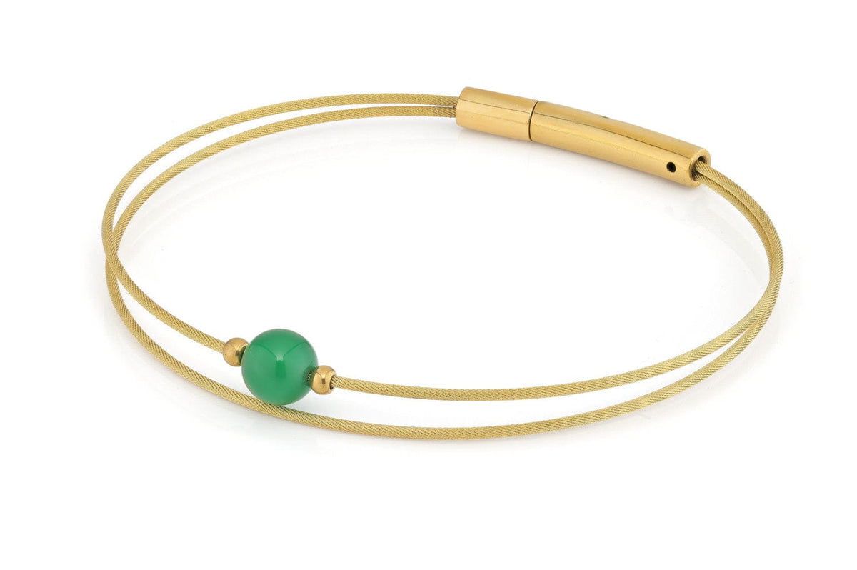 Gouden armband met groene agaat en dubbele draad.