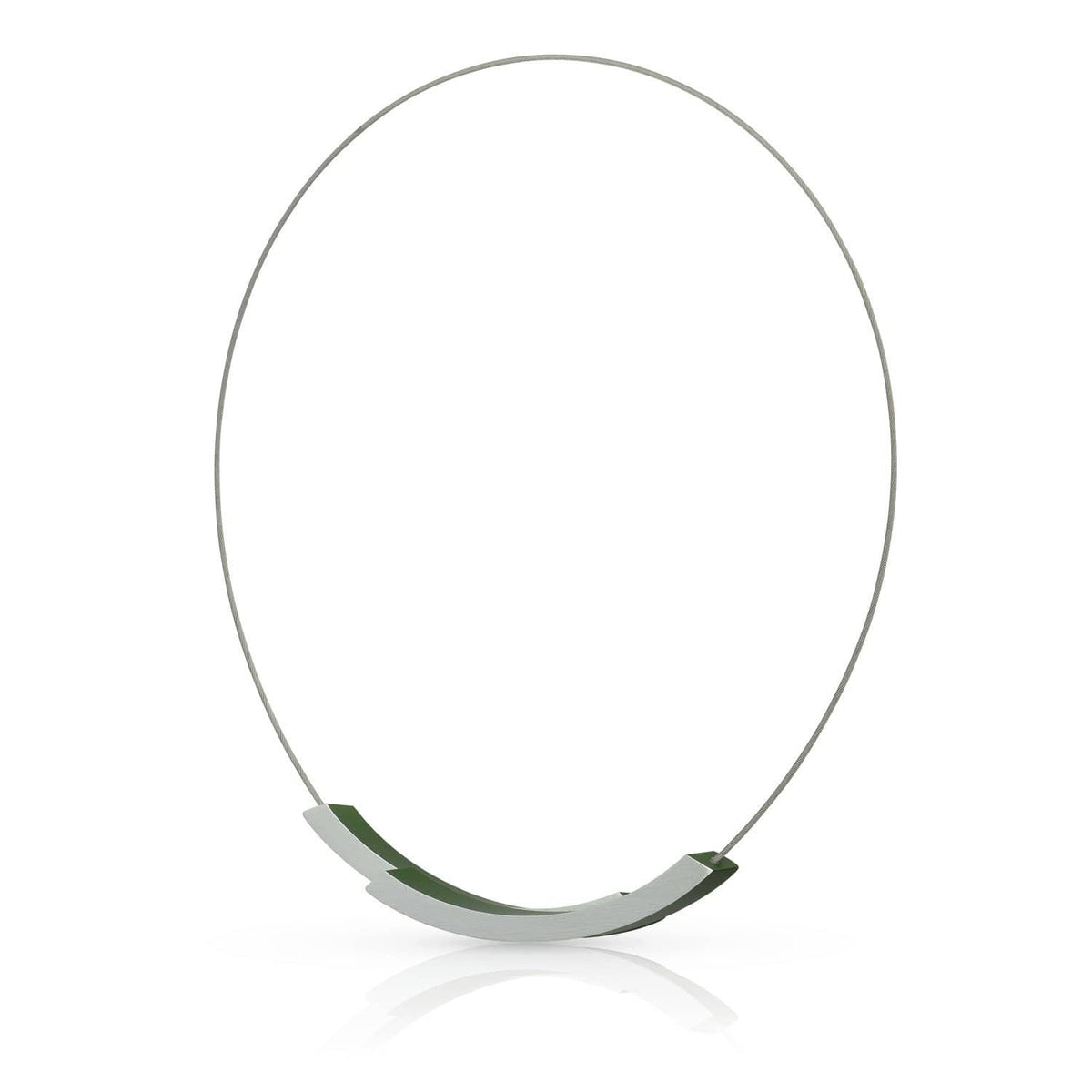 Collier met een groene bogenvormige hanger en een zilveren ketting.