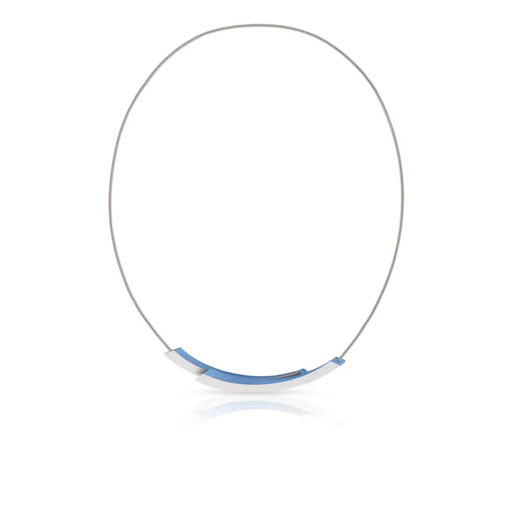 Collier met een zilveren ketting en een blauwe, gebogen schakel als opvallend detail.