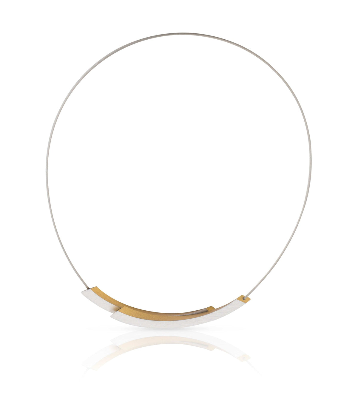 De Collier Bogen Goud|Geel C74G van CLIC Creations is een minimalistische halsketting met drie gebogen metalen segmenten in goud- en zilvertinten op een slank draadje. Het collier belichaamt de moderne, eenvoudige esthetiek van Dutch Design Sieraad tegen een effen witte achtergrond.