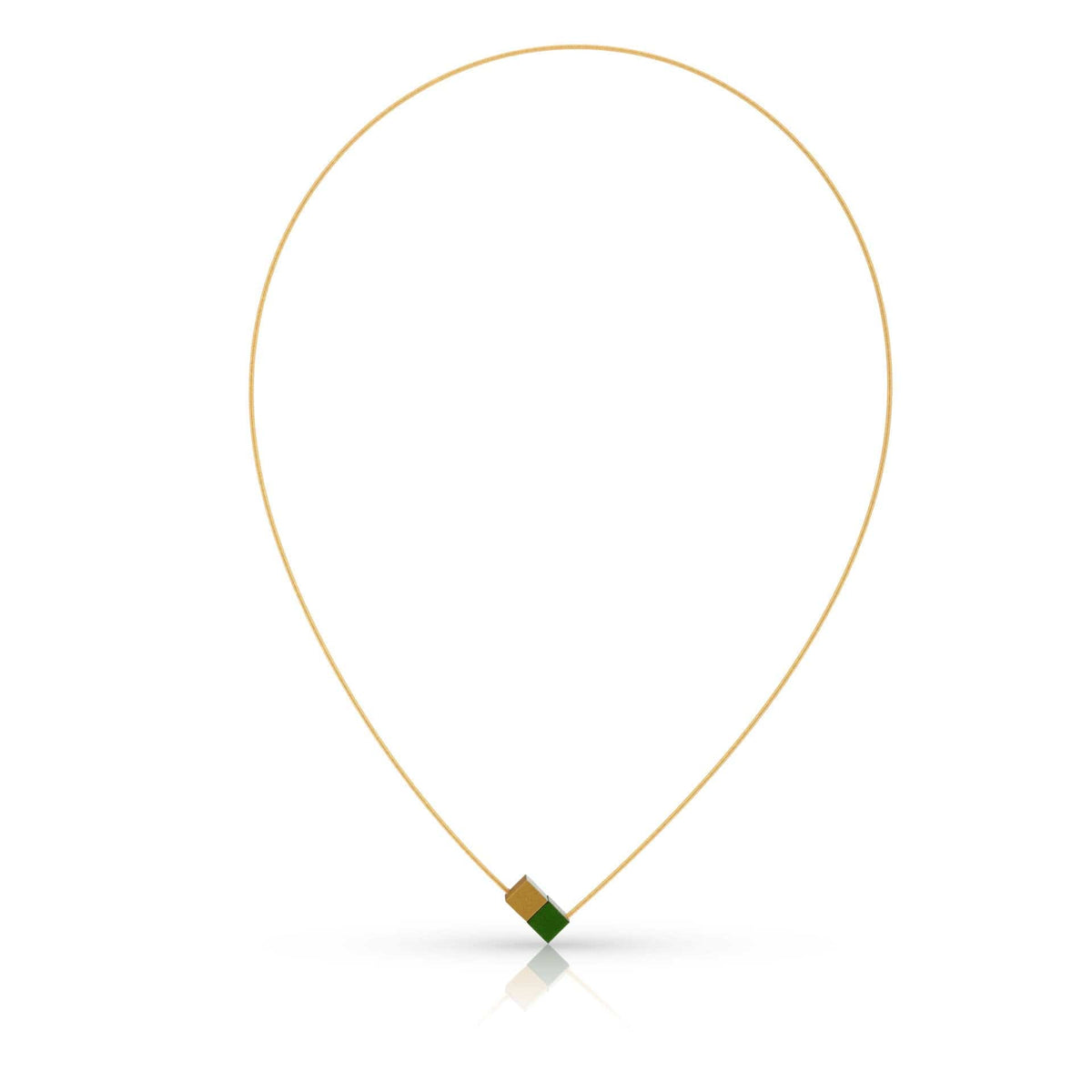 Collier met twee groene kubusjes en een goudkleurige draad.
