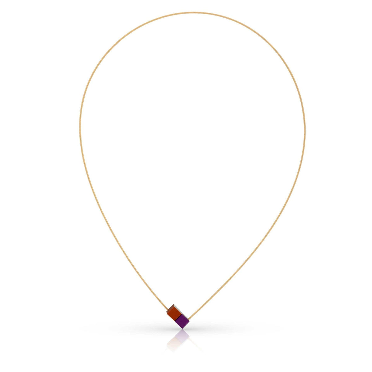 De Collier Twee kubusjes Oranje Paars met gouden draad CG205OP van CLIC Creations, tentoongesteld tegen een witte achtergrond, heeft een minimalistische gouden ketting met een rechthoekige hanger in rode en paarse tinten en een magnetische sluiting.