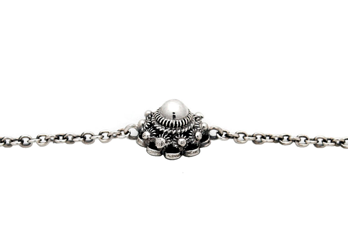 Zilveren armband met Zeeuwse knoop van 8 mm, versierd met bolletjes en een centrale parel.