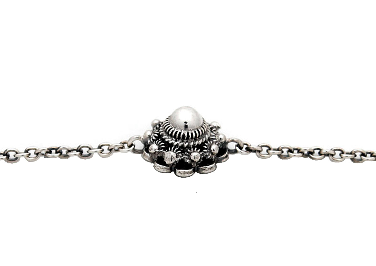 Zilveren Zeeuwse knoop armband met een ronde, gedetailleerde sluiting en een schakelarmband.