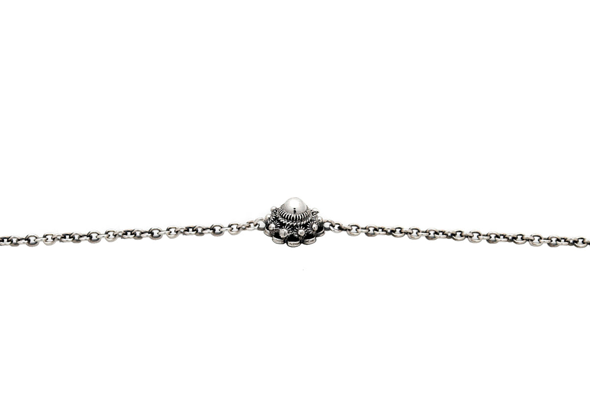 Zilveren armband met Zeeuwse knoop en een ronde parel in het midden.