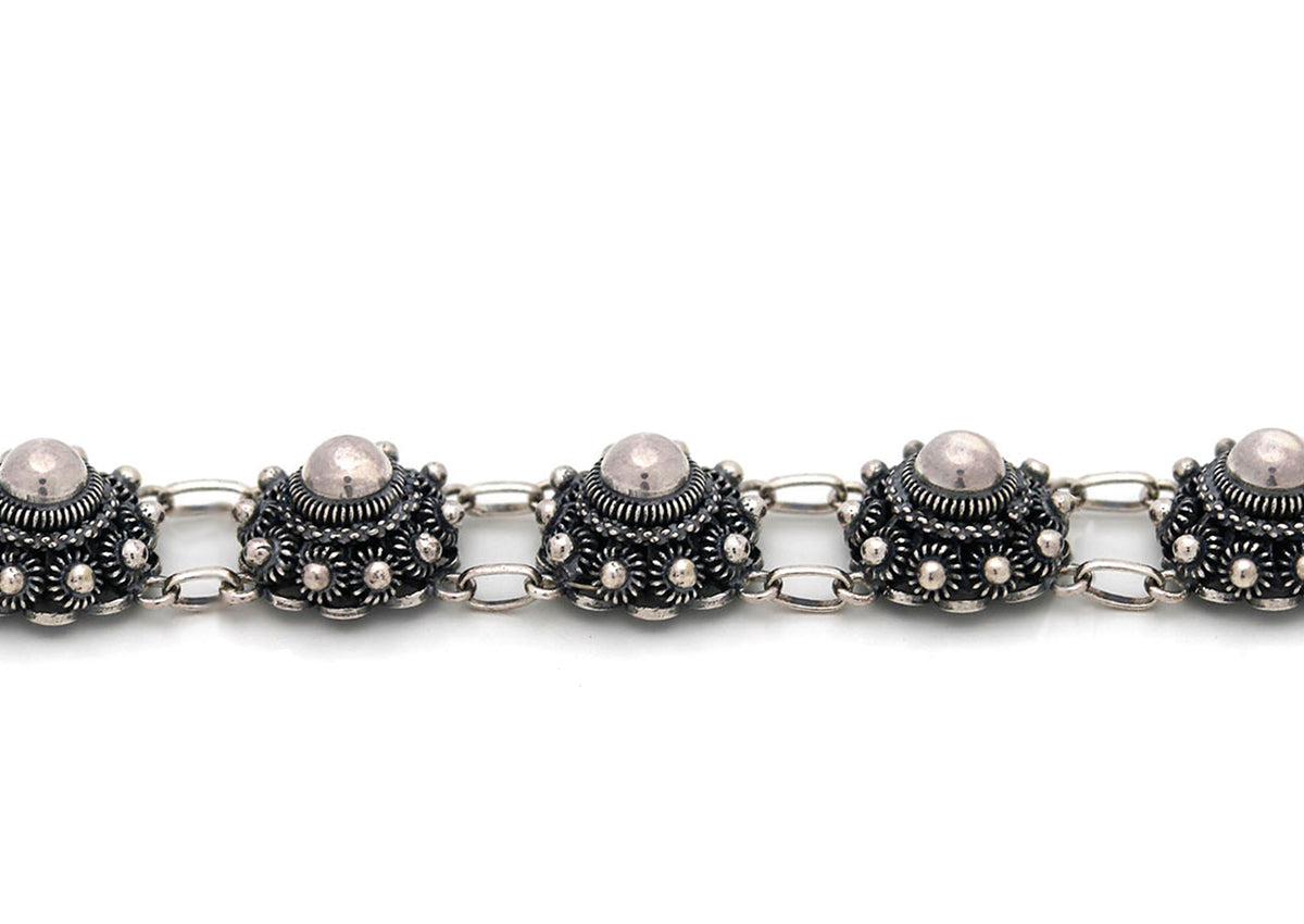 Zilveren armband met Zeeuwse knopen van 10 mm, versierd met parelachtige details.