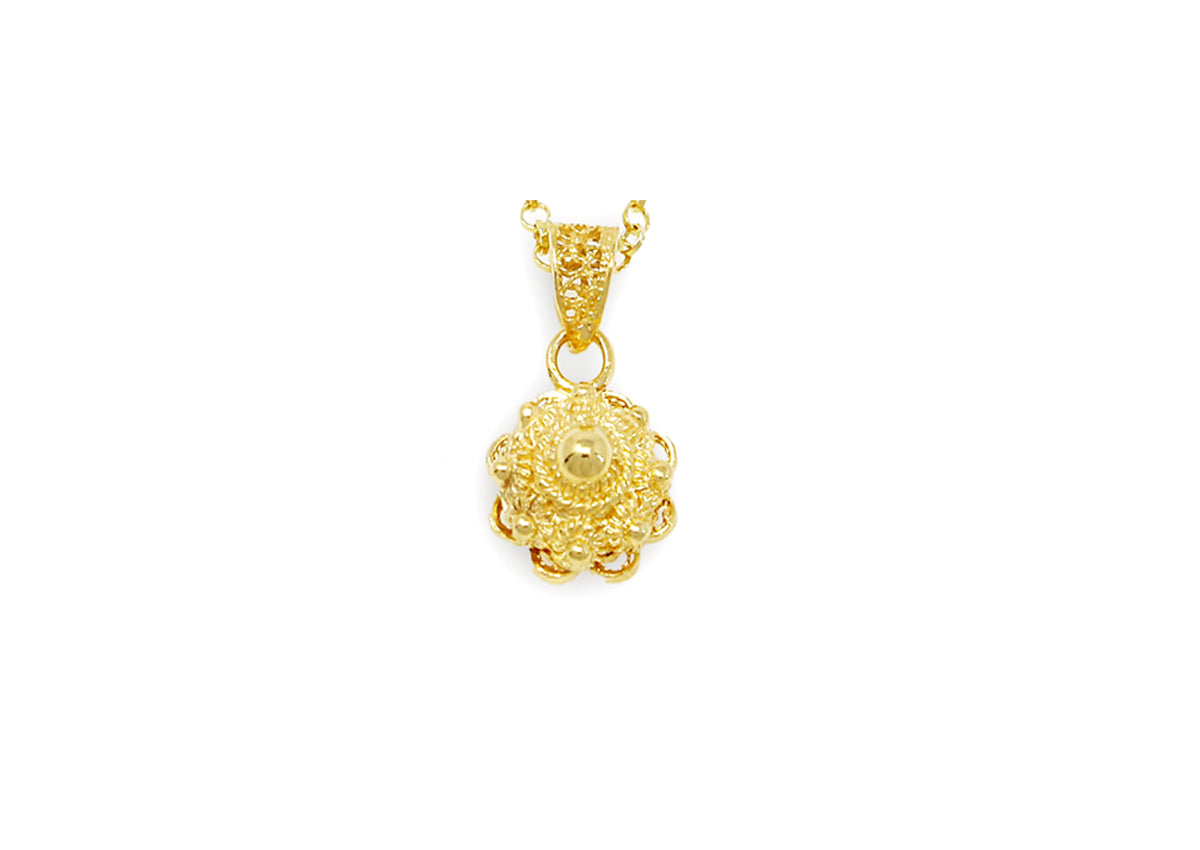 De Gouden Zeeuwse Knoop Hanger 10mm van Dutch Button is een gouden hanger met gedetailleerde rozendetails, een gestructureerd oppervlak en een centrale kraal, die aan een klein bijpassend lusje aan de bovenkant hangt.