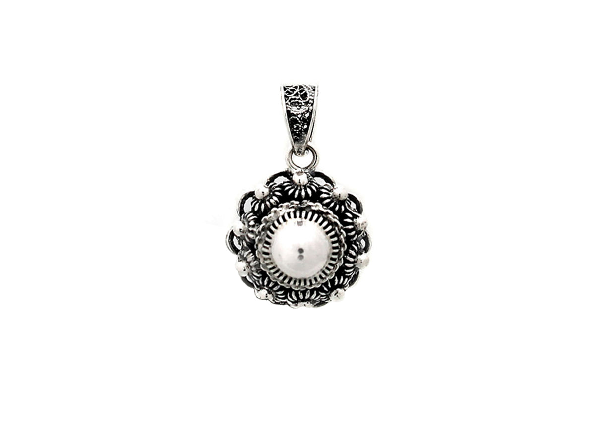 De Zeeuwse Knoop Hanger 14mm van Dutch Button is een sierlijke zilveren hanger met een centrale ronde witte steen. Het toont ingewikkelde bloemmotieven en gedetailleerd metaalwerk die een vintage stijl creëren, compleet met een decoratieve beugel voor kettingbevestiging.