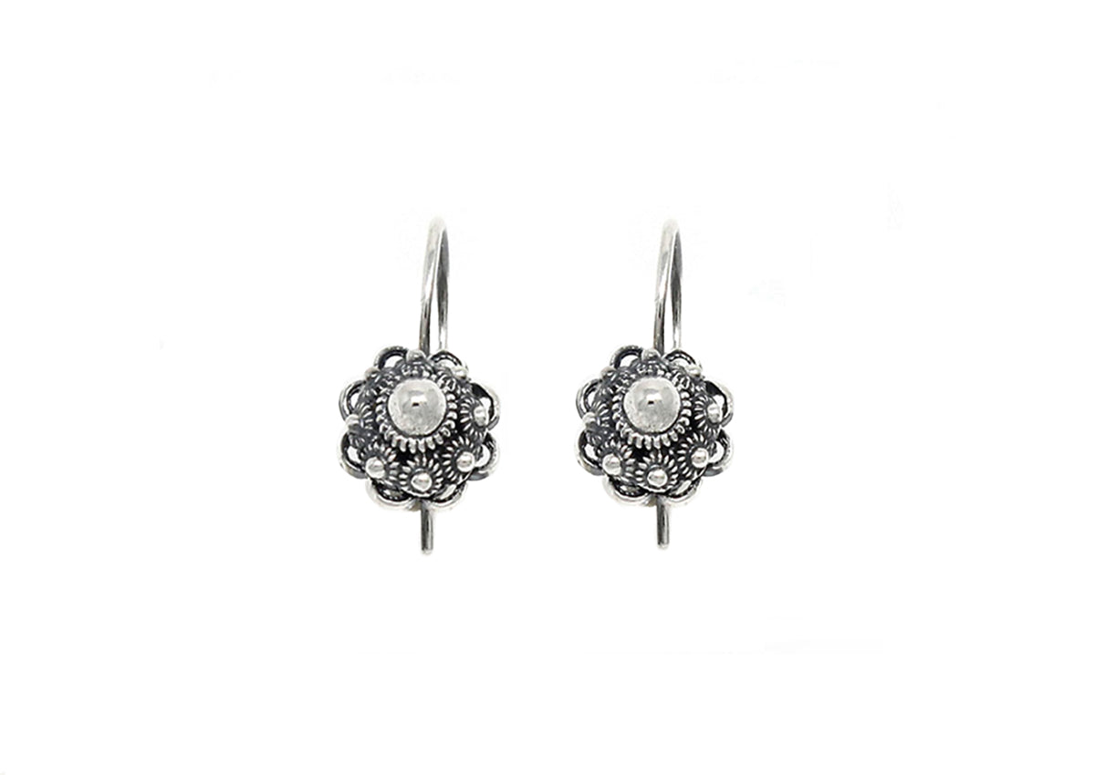 Zilveren oorhangers met Zeeuwse knoopdesign en een diameter van 10 mm.