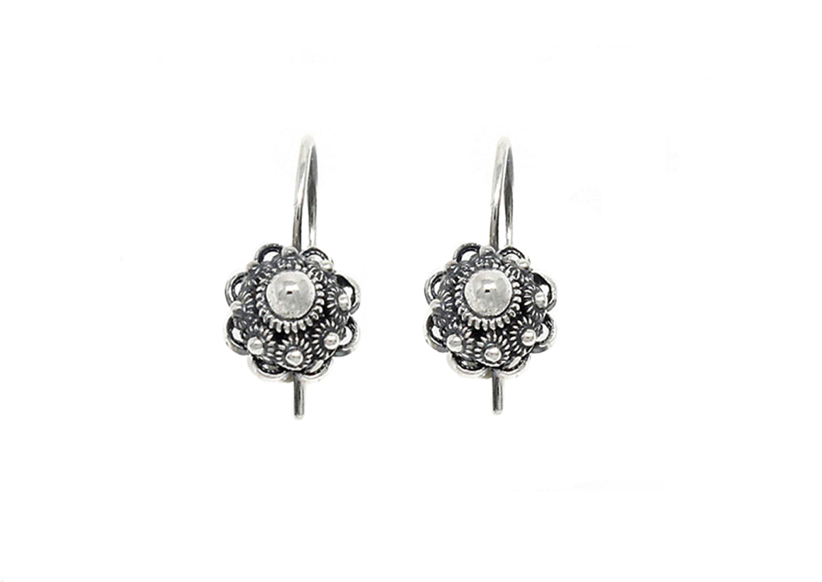 Zilveren oorhangers met Zeeuwse knoopdesign, 12 mm, versierd met een parel en kleine steentjes.