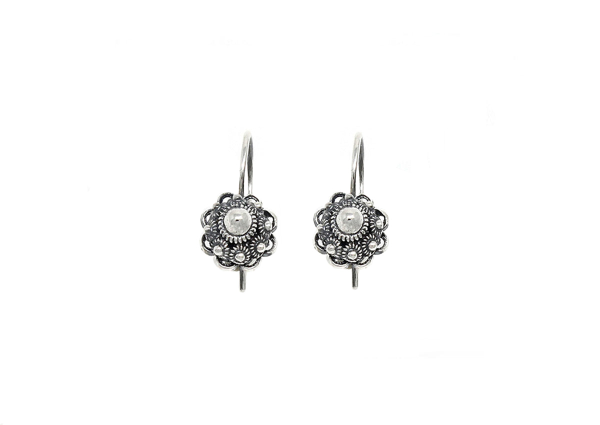Zilveren oorhangers met Zeeuwse knopdesign en een diameter van 8 mm.