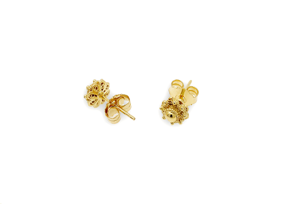 Gouden oorstekers met een Zeeuwse knop, diameter van 6 mm en een glanzende afwerking.