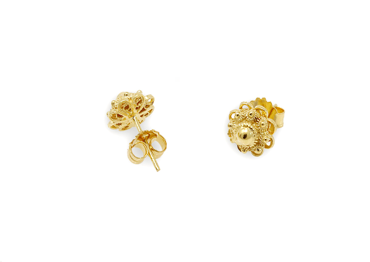 De Gouden Zeeuwse Oorstekers, van Dutch Button, worden tentoongesteld tegen een witte achtergrond. Deze sierlijke gouden 8mm oorstekers hebben florale en filigraan ontwerpen; één wordt van opzij getoond terwijl de andere van bovenaf wordt bekeken, wat hun ingewikkelde details benadrukt.