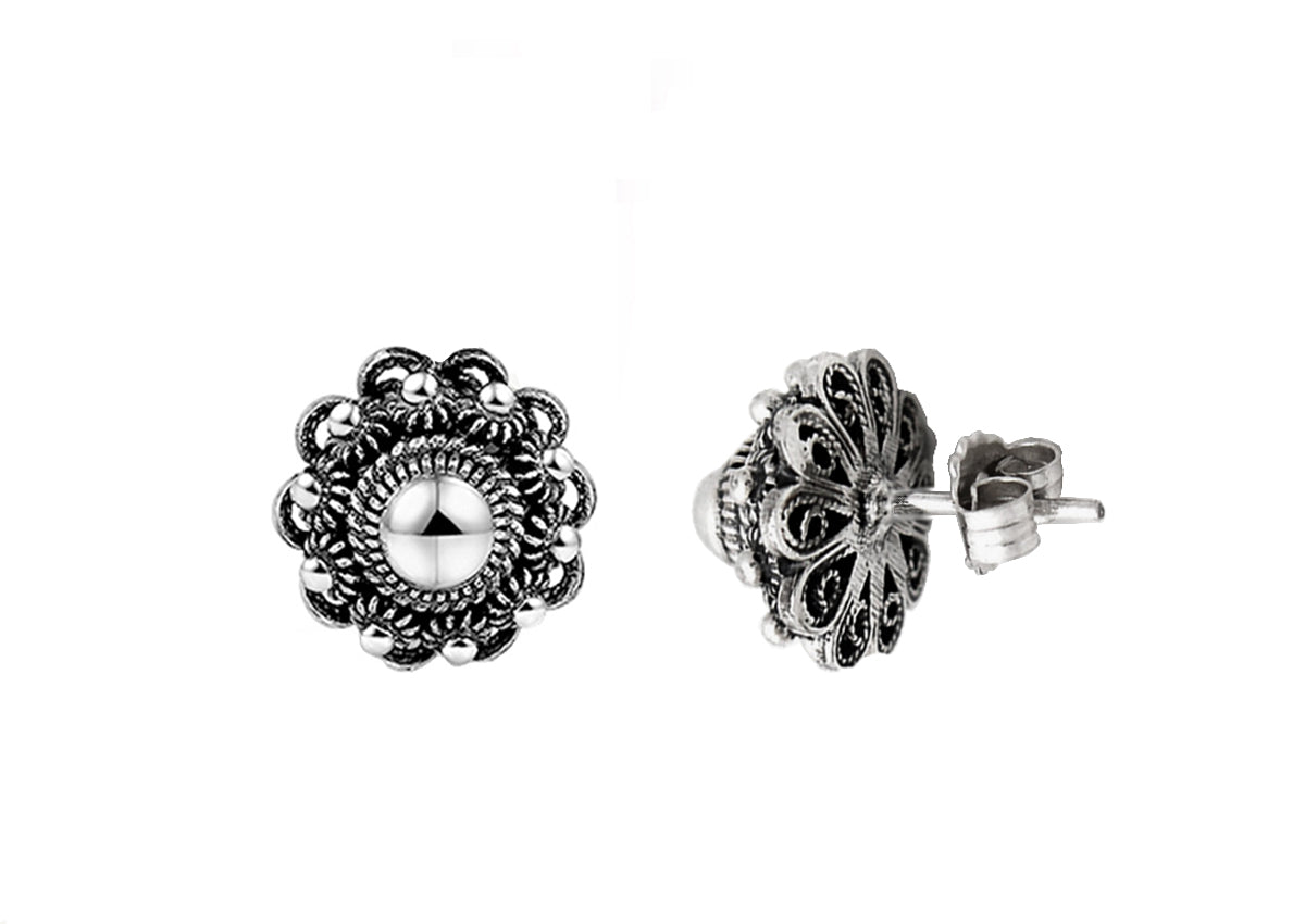 Zilveren Zeeuwse knop oorstekers met een bloemvormige, gedetailleerde afwerking van 14 mm.