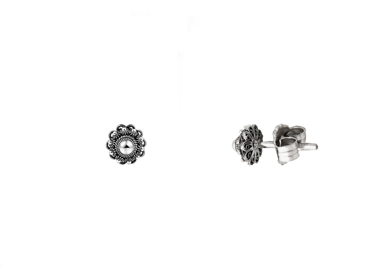Een paar kleine, ronde Zeeuwse Knop Oorstekers 6mm van Dutch Button met ingewikkeld bloemmotief in zilver, afgebeeld van voren en opzij op een effen witte achtergrond.