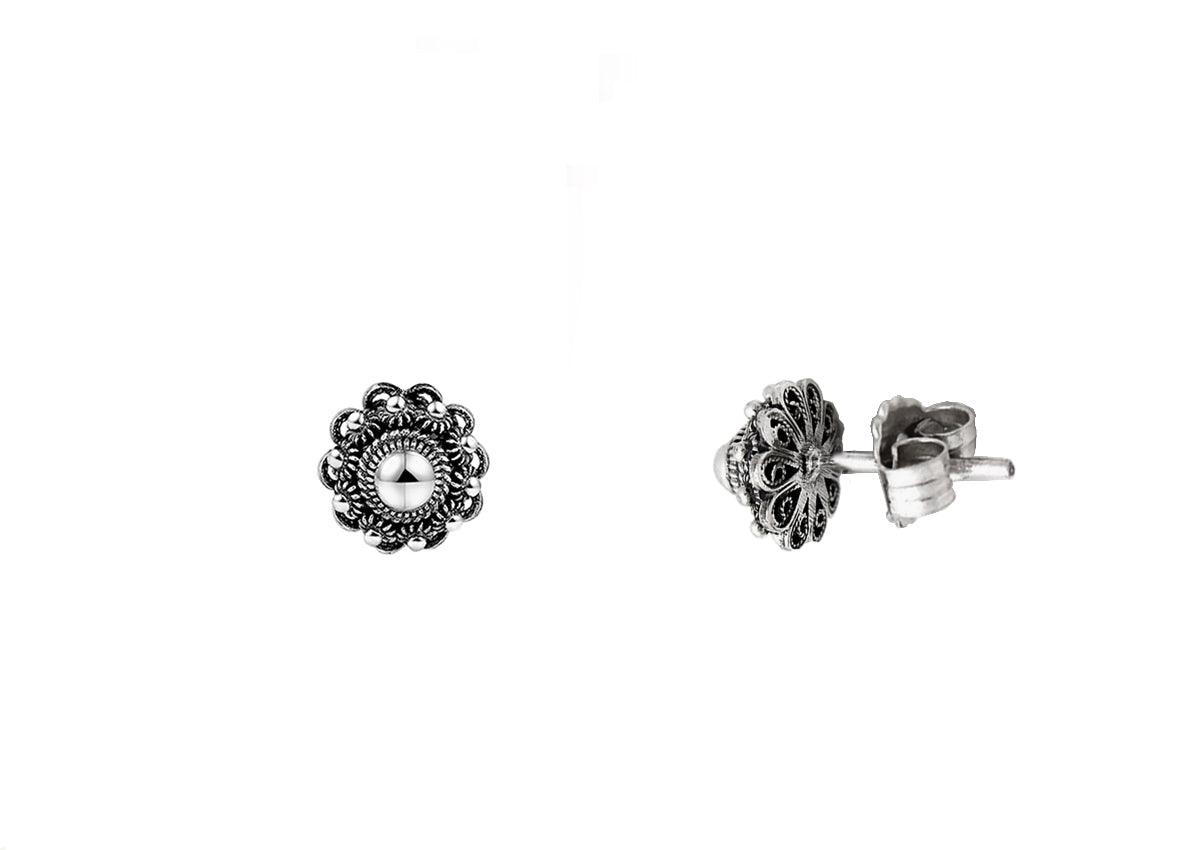 De Dutch Button Zeeuwse Knop Oorstekers Zilver 8mm zijn sierlijke, ronde zilveren oorstekers met gedetailleerde bloemmotieven, afgebeeld vanaf de voor- en zijkant op een effen witte achtergrond.