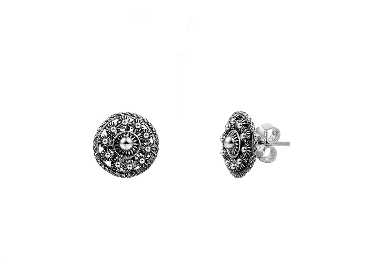 Zilveren oorstekers met Zeeuwse knoopdesign, 10 mm, versierd met een centrale steentje en gedetailleerde motieven.