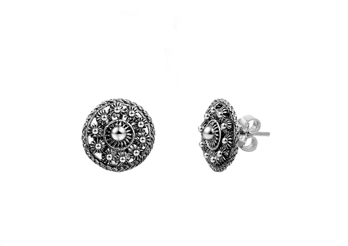 Close-up van de Zeeuwse Oorstekers Goes zilveren oorstekers van Dutch Button van 12 mm met een gedetailleerd bloemenkoepelontwerp en een gestructureerde afwerking, van voren en van opzij weergegeven met standaard sluitingen op een witte achtergrond.