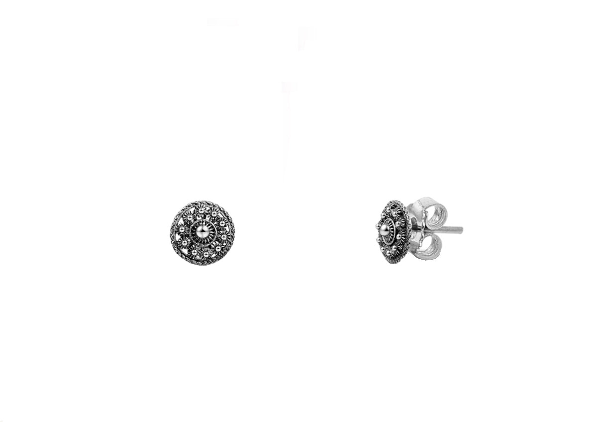 Zilveren oorstekers met Zeeuwse knoopdesign, diameter 6 mm en gedetailleerde afwerking.