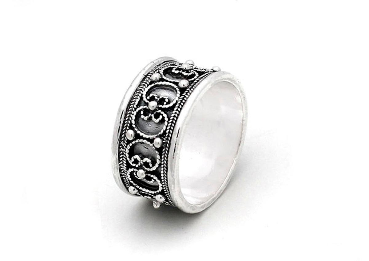 Zilveren Zeeuwse knop ring met gedetailleerd patroon en bolletjesversiering.