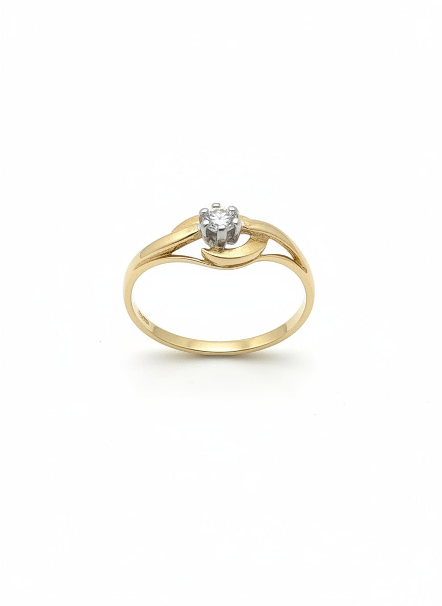 Vintage gouden ring van 14k met gematteerde afwerking en een zirkonia steen in het midden.