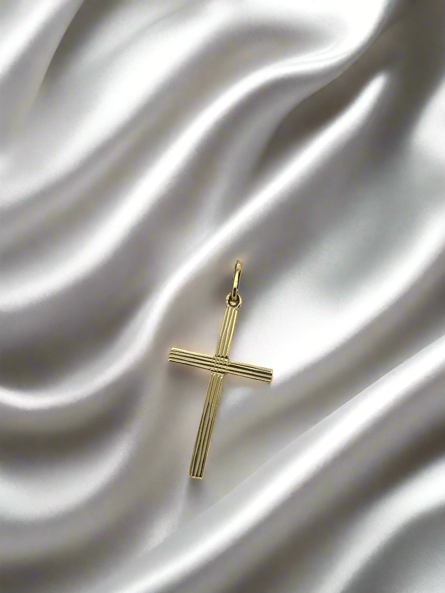 Vintage gouden hanger in de vorm van een kruis, gemaakt van 14k goud met een gestreepte afwerking.