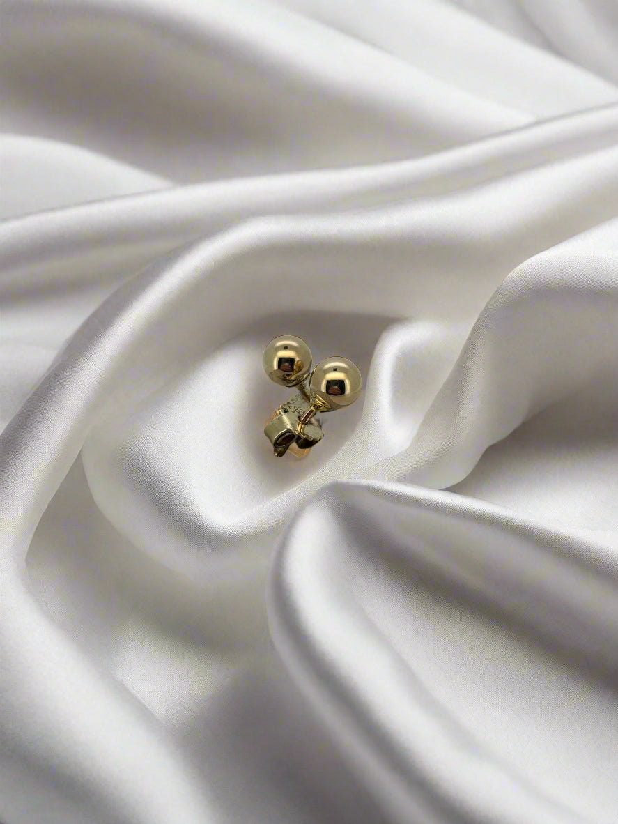 Vintage gouden oorbellen met bolletjes van 14K, glanzende afwerking.