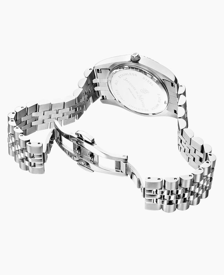 Een gepolijste roestvrijstalen band en sluiting worden afgebeeld op een witte achtergrond, waardoor de gegraveerde details van het Jacques Du Manoir Inspiration Passion JWL01802 horloge zichtbaar zijn, waarbij de onderling verbonden segmenten op elegante wijze de precisie van het quartz uurwerk aanvullen.