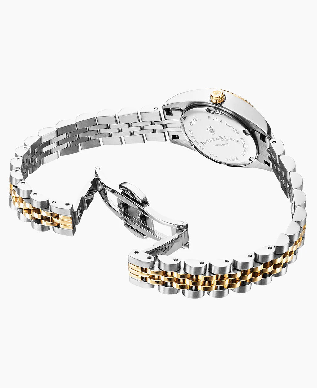 De Jacques Du Manoir Inspiration Classic dameshorloge heeft een zilver- en goudkleurige metalen schakelband, die open wordt getoond om de achterkant van de kwartskast en het slotmechanisme tegen een witte achtergrond te tonen.