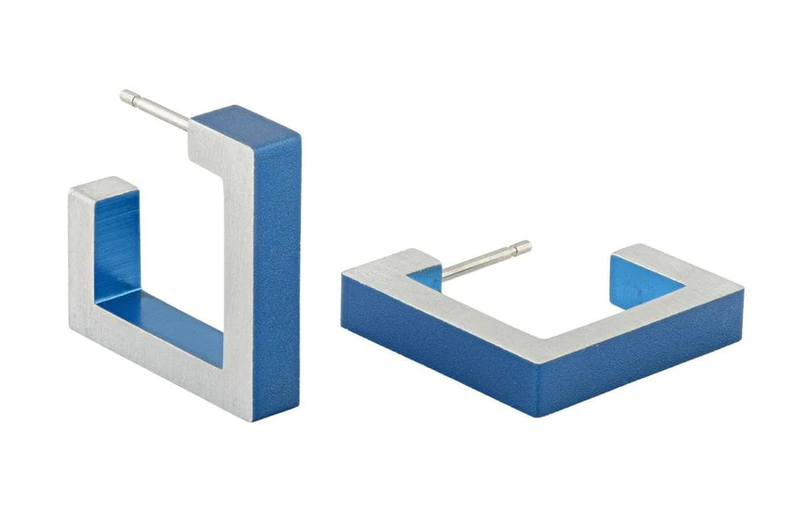 Vierkante creolen in zilver met een blauwe afwerking.