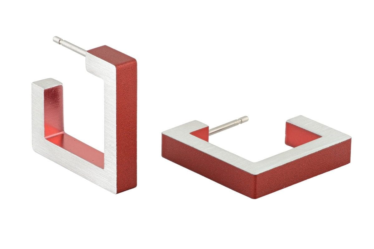 Vierkante creolen in rood en zilver met een matte afwerking.