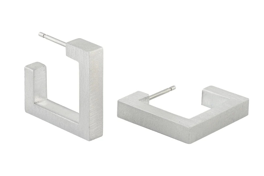 Vierkante creolen van zilver met een matte afwerking en een strakke, moderne vorm.
