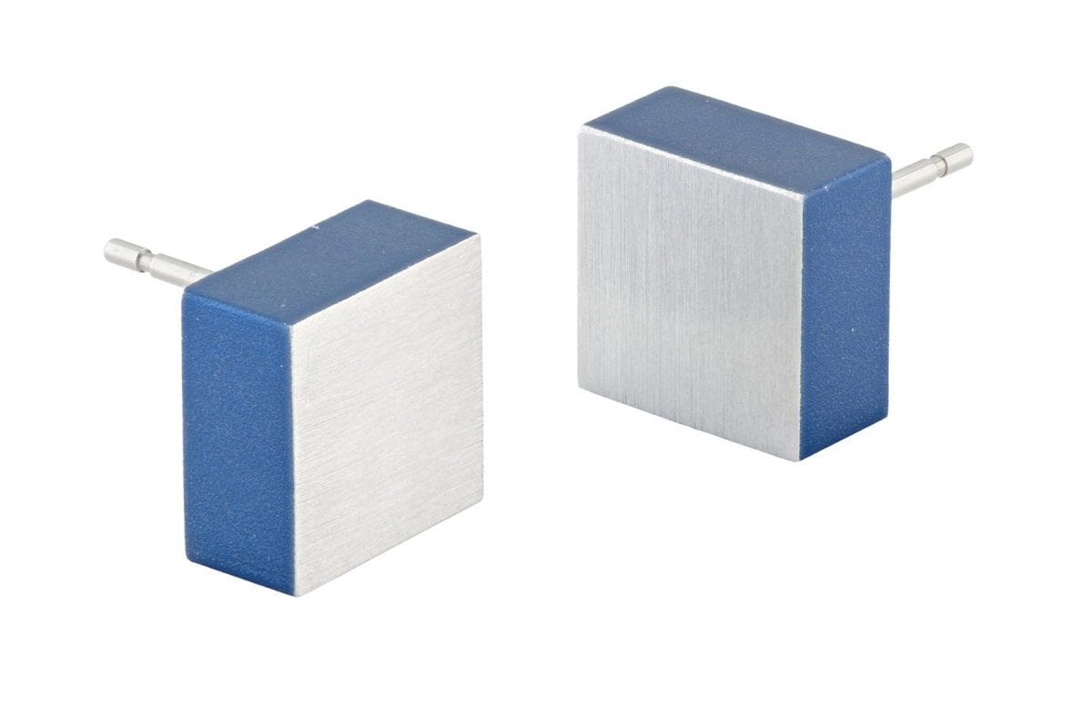 Vierkante oorstekers met een blauwe en zilveren afwerking.