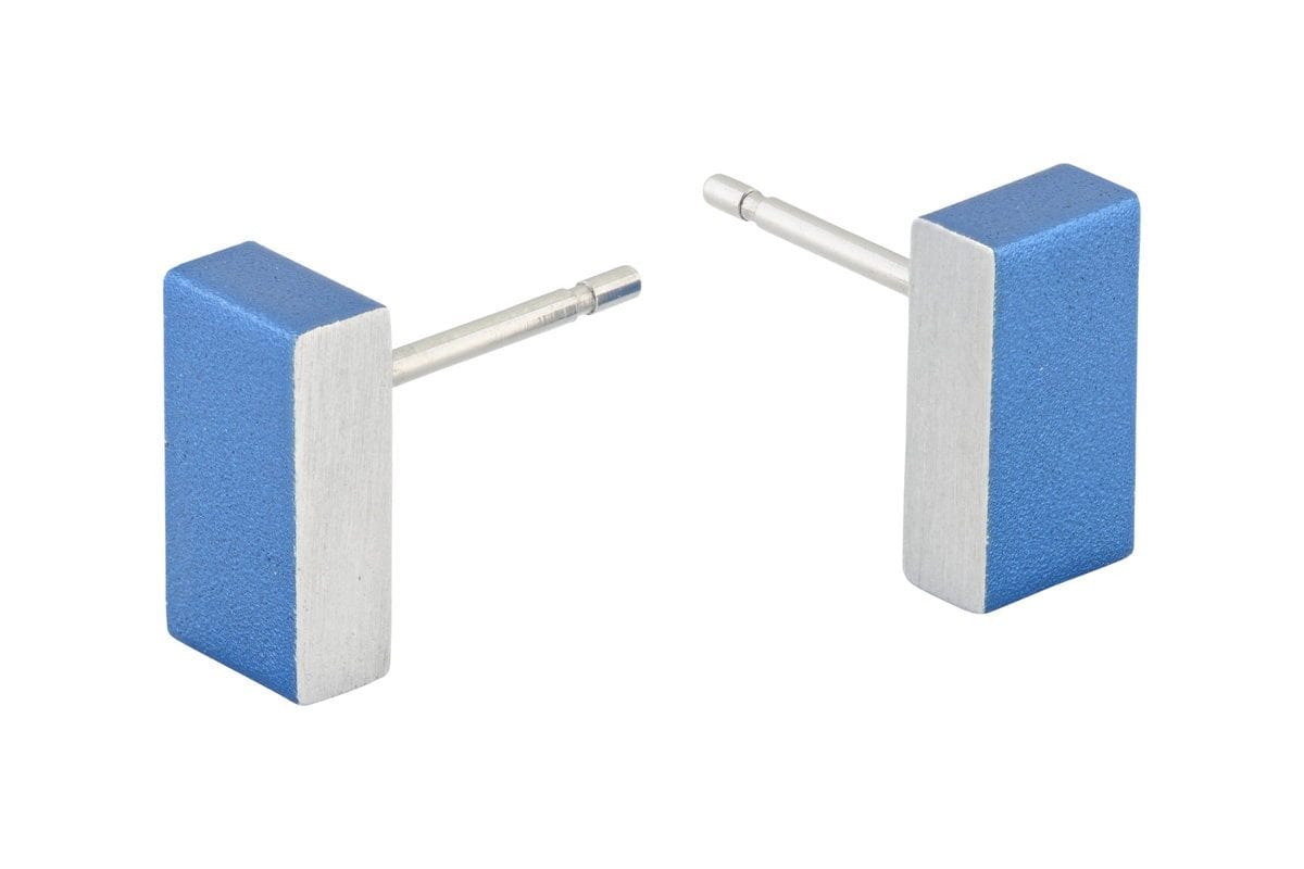 Rechthoekige oorstekers met een blauwe afwerking en zilveren stift.