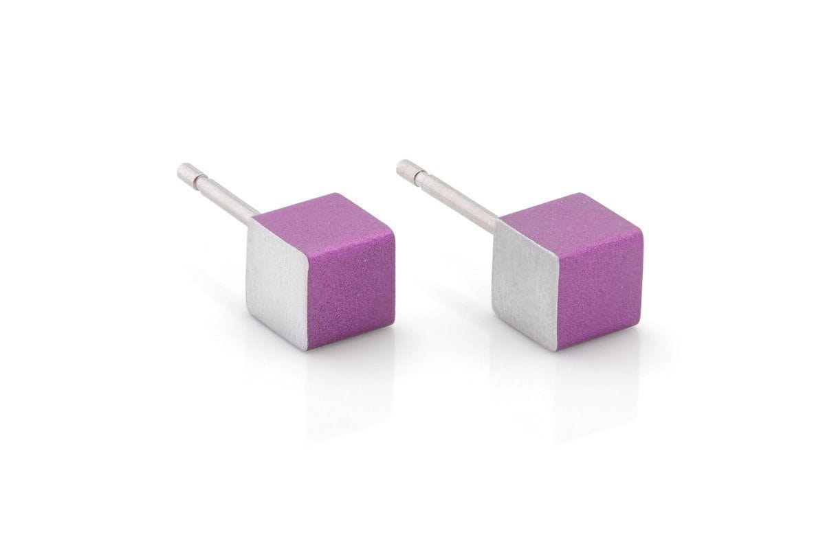 De CLIC Creations Oorsieraad Kubusjes Paars O28P zijn zilveren en paarse kubusvormige oorbellen met metalen staafjes, met een uniek design. Deze hypoallergene oorstekers, handgemaakt in Nederland, worden naast elkaar op een wit oppervlak getoond.
