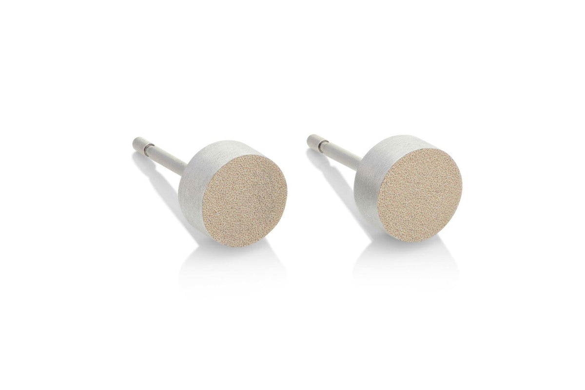Goudkleurige oorstekers met een kleine, ronde, matte schijf.