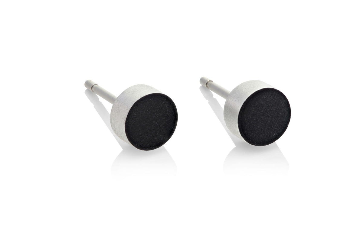 Kleine ronde oorstekers van zilver met een zwarte, matte afwerking.