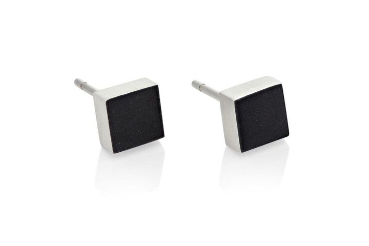 Ear stud Small square Black O37Z