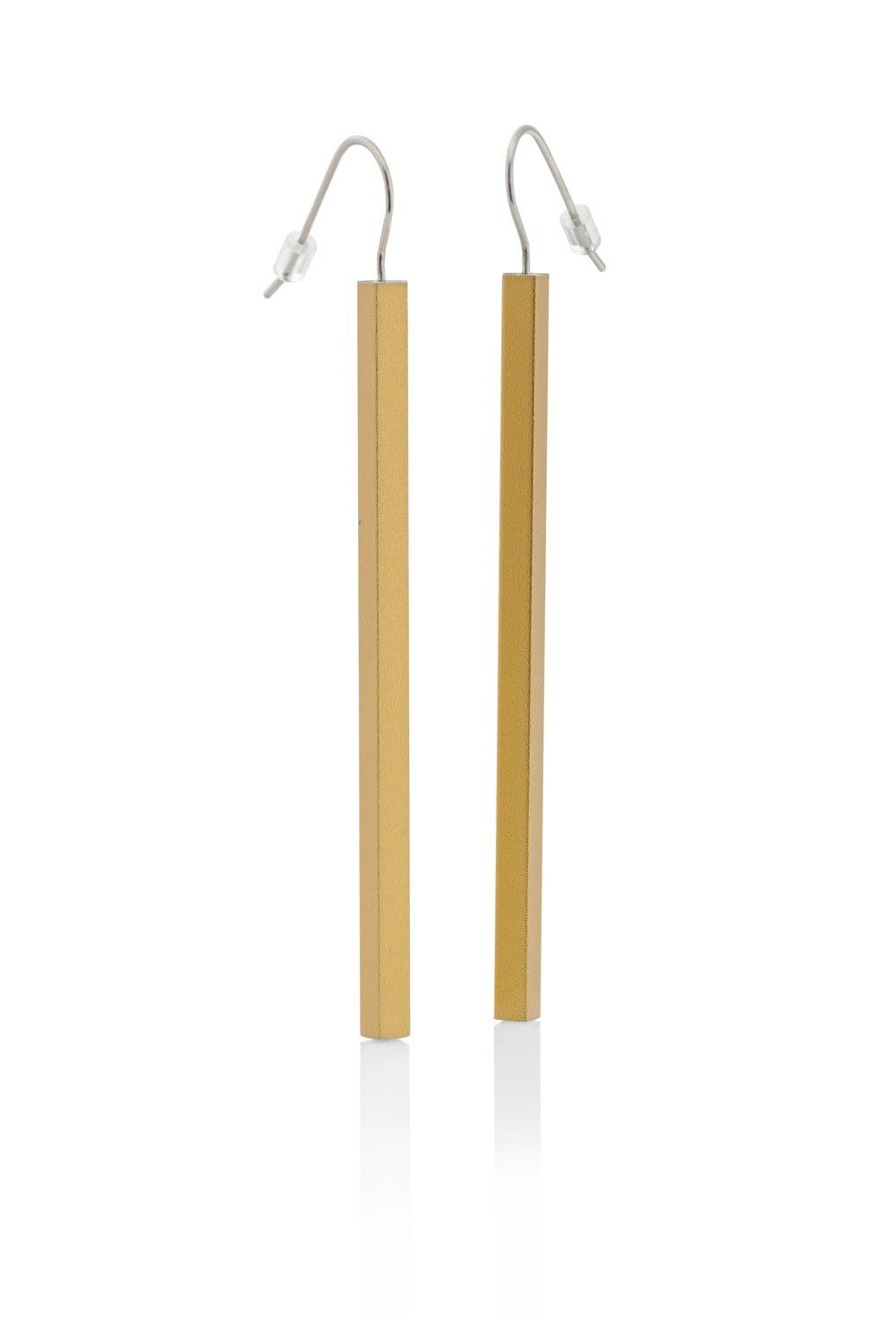 Goudkleurige oorhangers met lange staafjes en een eenvoudige haaksluiting.