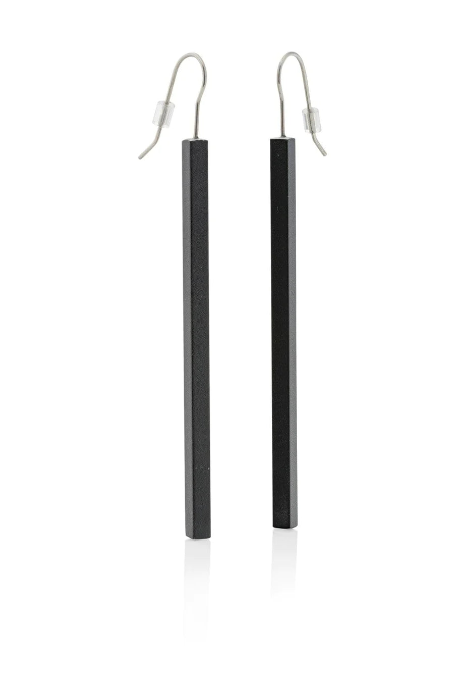 Zwarte oorhangers met lange staafjes van metaal en een zilverkleurige haak.