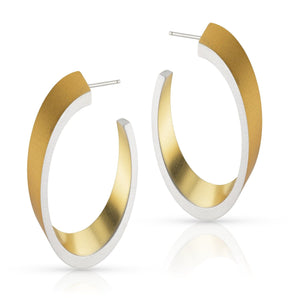 Gouden ovale creolen met een verstekte afwerking en steker, met een glanzende en matte uitstraling.