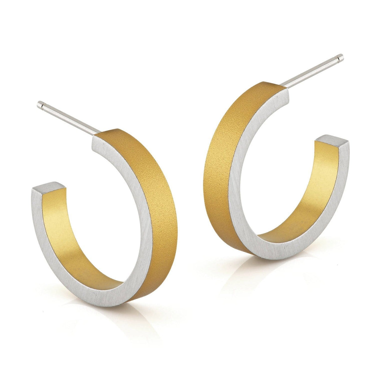 Gouden creolen met een matte afwerking en een halve ringvorm.