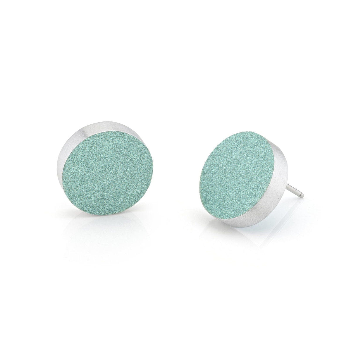 Ronde oorstekers met een matte mintgroene afwerking en zilveren rand.
