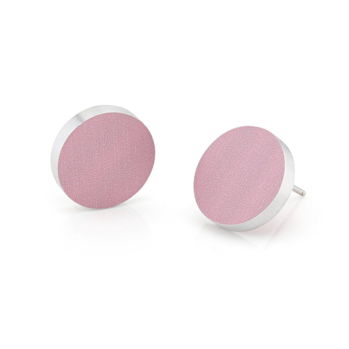 Ronde oorstekers met een roze matte afwerking en een zilveren basis.